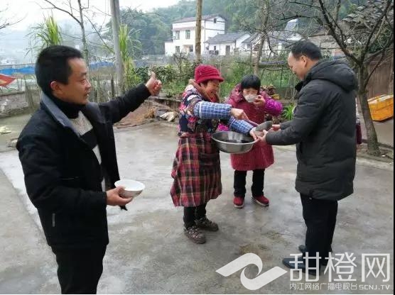 德元药业向白马镇一线工作人员赠送藿香正气水
