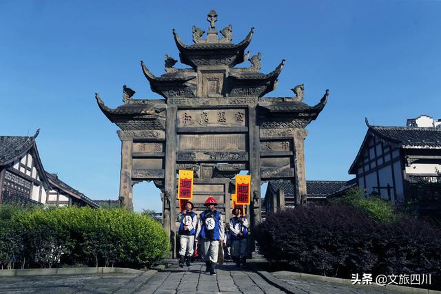 中外摄影大咖走进四川隆昌 领略“中国石牌坊之乡”之美