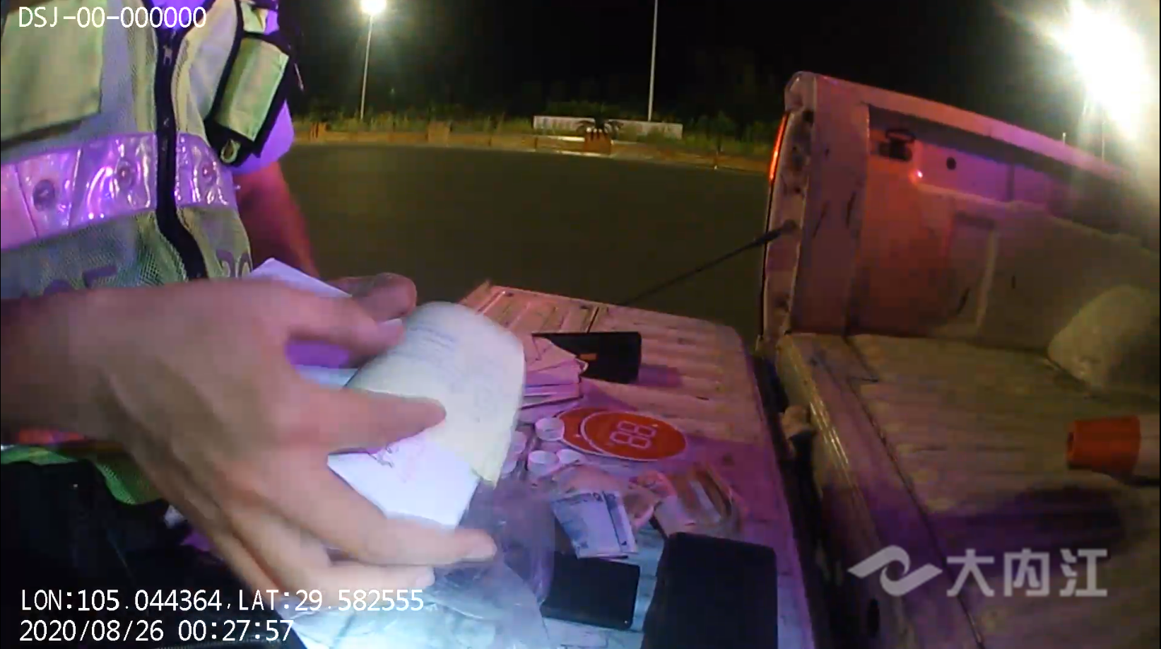 280037_1599025166393177.png 民警对车上物品进行清点.png