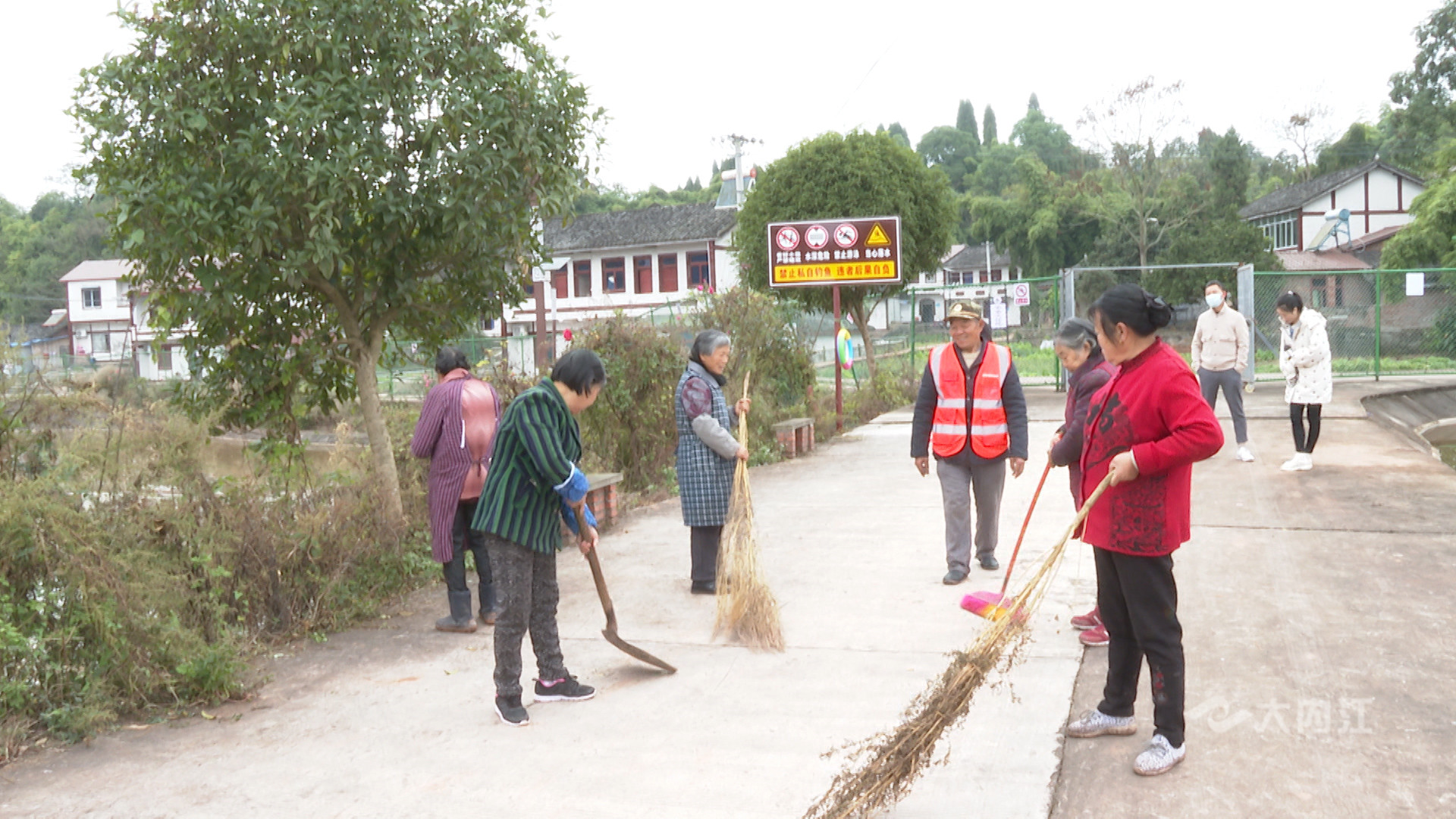 281876_1606444511864829.jpg 农村人居环境整治3.jpg