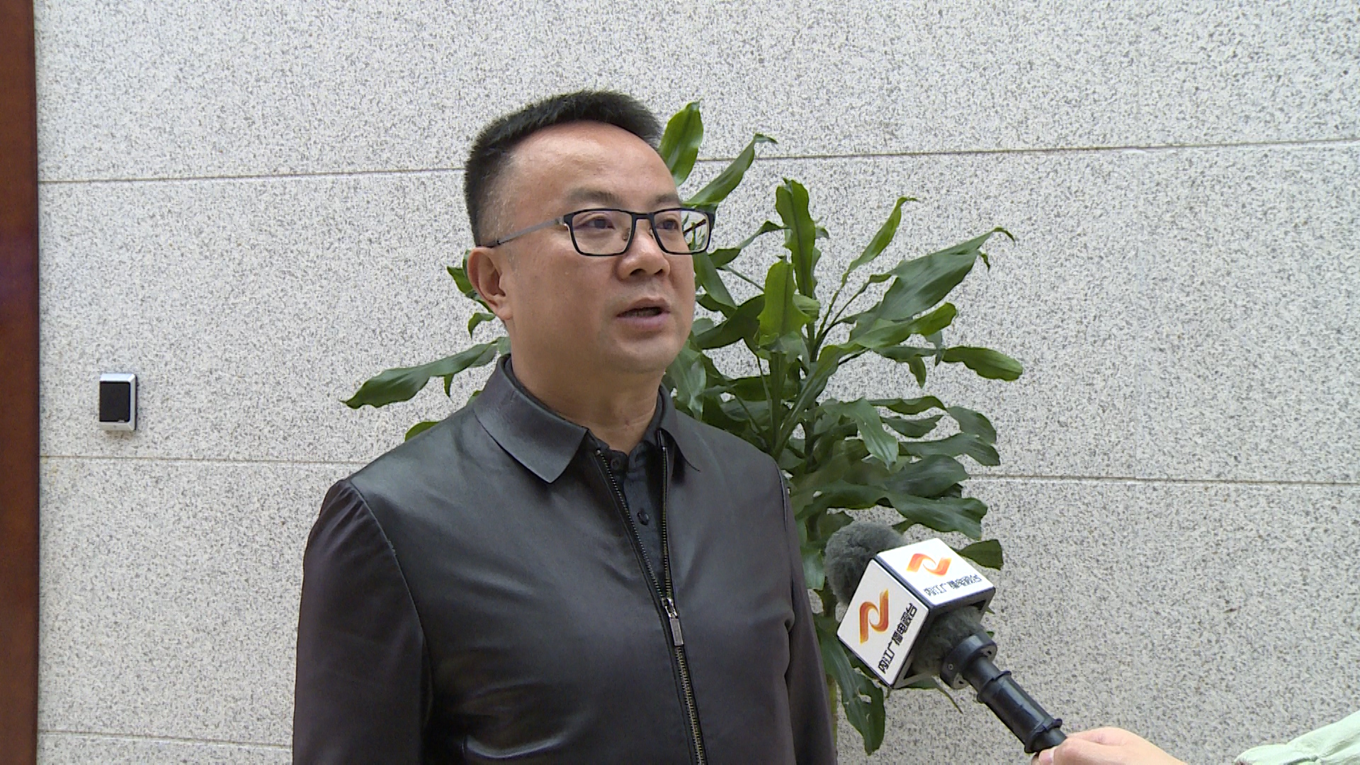 282377_1605773298541210.jpg 市住建局副局长何欣.jpg