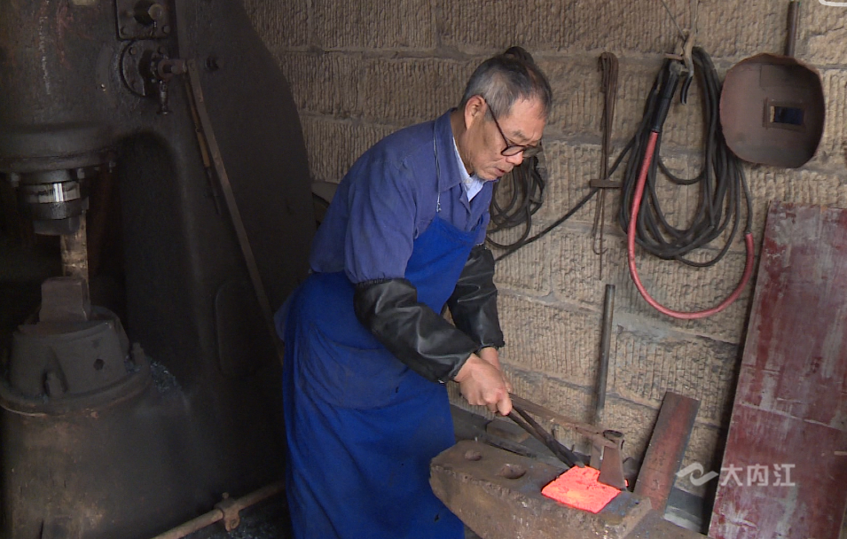 282377_1606376254108919.png 铁匠1.png