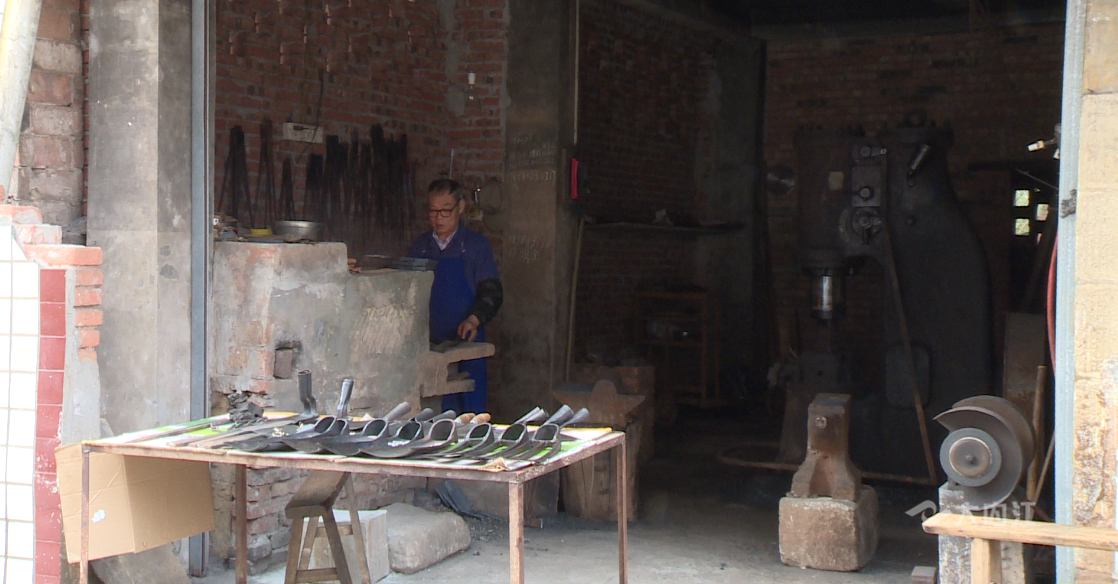 282377_1606376276452449.png 铁匠3.png