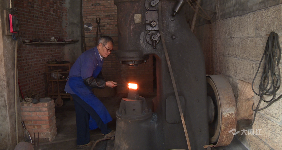 282377_1606376293999842.png 铁匠4.png