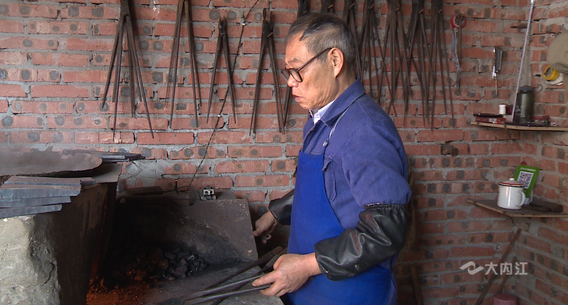 282377_1606376306663928.png 铁匠5.png