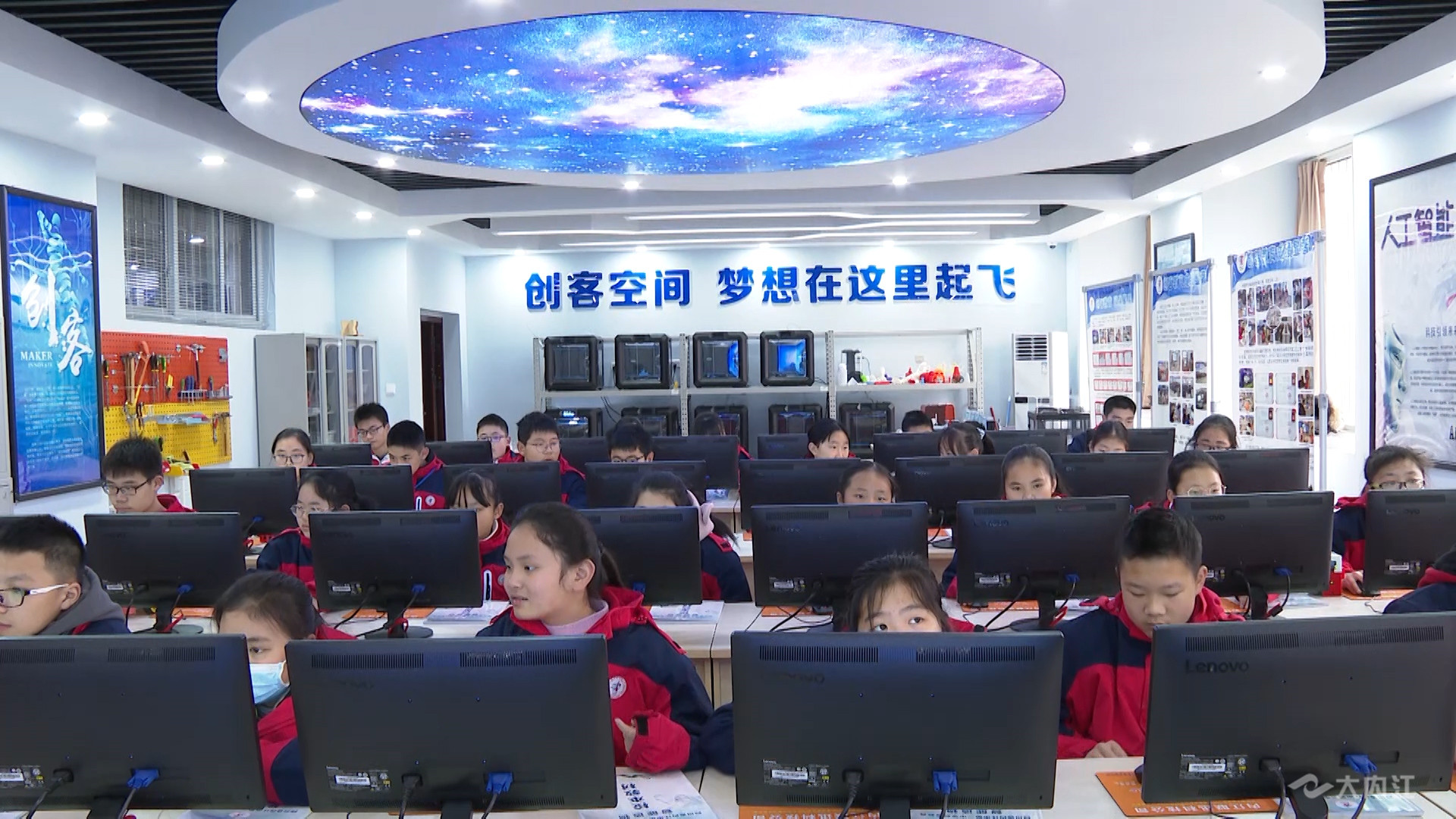 269955_1608521828920346.jpg 内江二中创客教育6.jpg