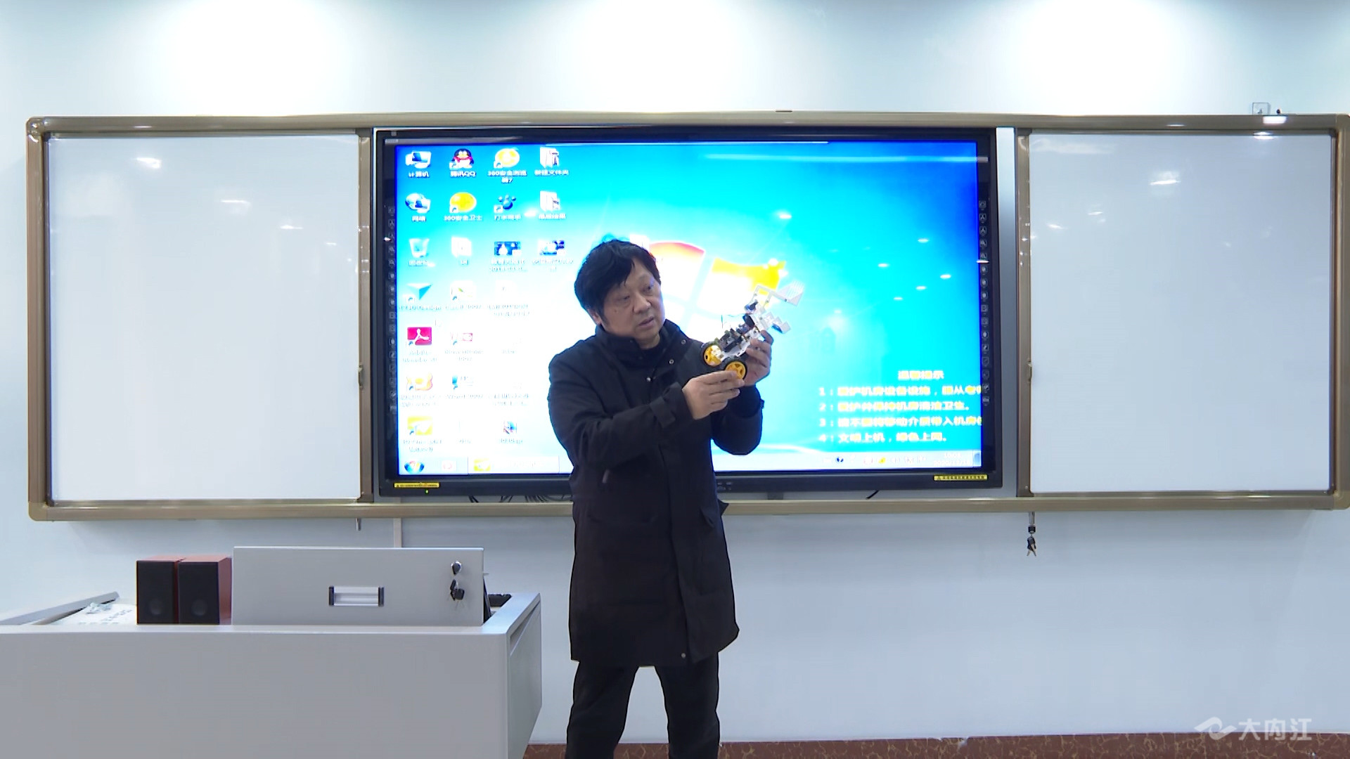 269955_1608521851718690.jpg 内江二中创客教育2.jpg