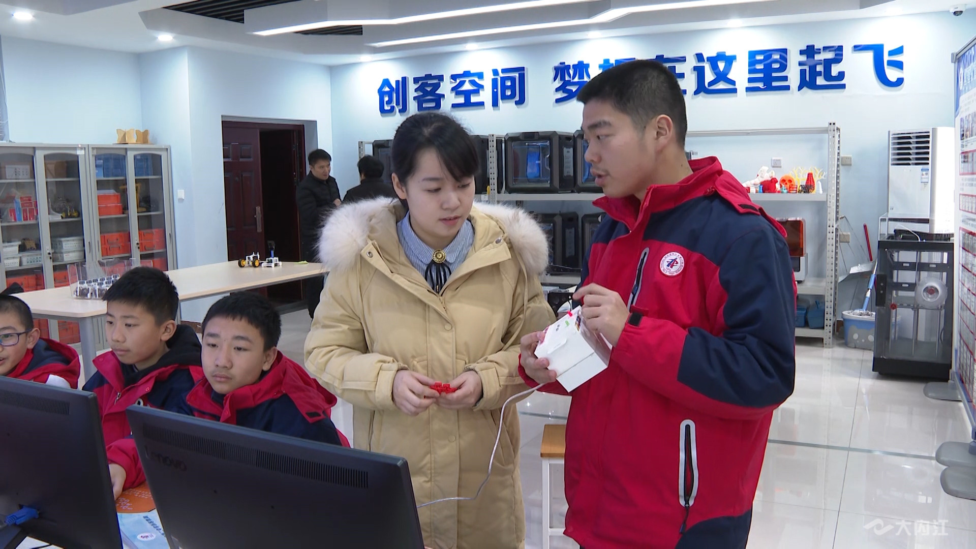 269955_1608521882243475.jpg 内江二中创客教育3.jpg