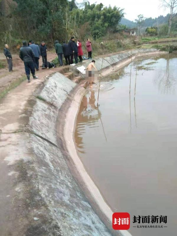 75岁老人失足掉入鱼塘，村支部书记毫不犹豫下水救人