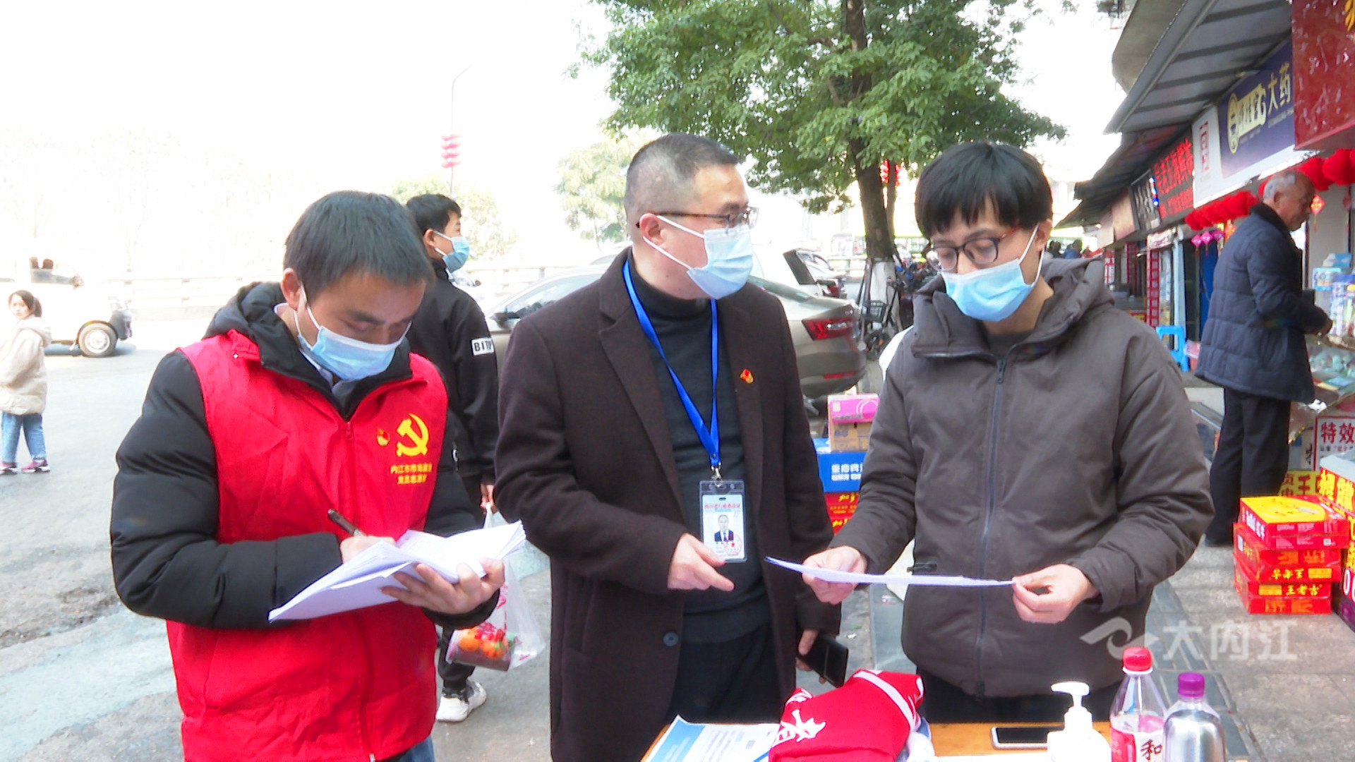 281606_1613024980457140.jpg 市场监管局党员服务队2.jpg