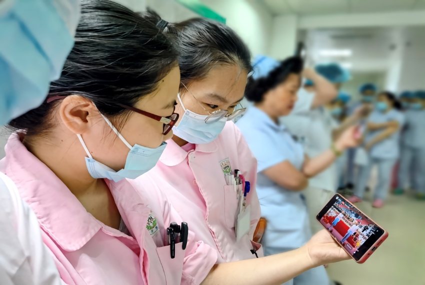 四川省人民医院医生护士收看庆祝中国共产党成立100周年大会。四川省人民医院供图