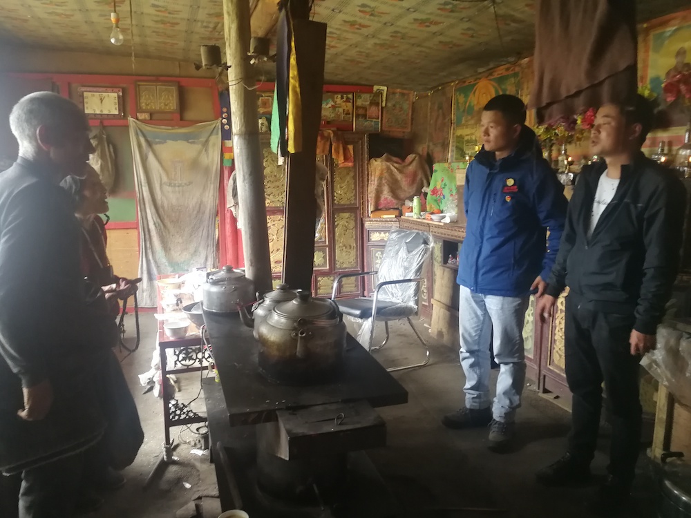 2019年6月，王潇（右二）与乡干部一同走访建档立卡贫困户家庭，了解家庭收入情况。.jpg