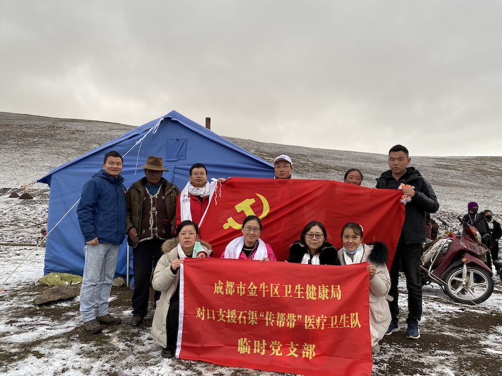 2020年6月，王潇与金牛区卫健局对口支援石渠“传帮带”医疗卫生队临时党支部党员们，在扎马村虫草采挖点开展送医送药牧民夜校活动。.jpg