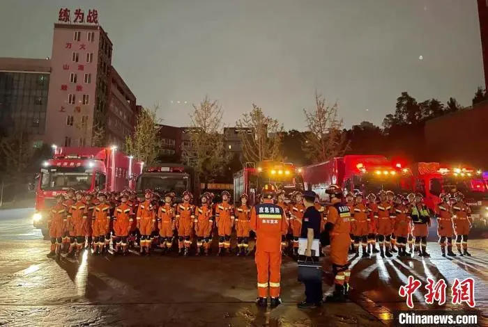 地震救援队伍紧急集结。 四川消防供图 图片