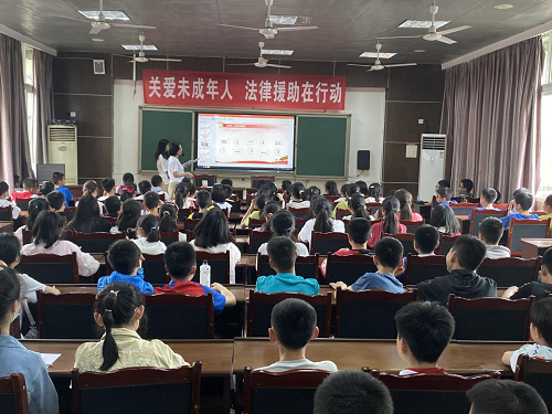 进校园开展法治讲座.png