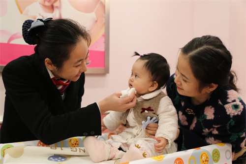 营业厅工作人员帮助年轻妈妈哺乳幼儿.jpg