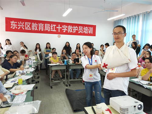 2018年5月在内江市十三小高新校区为区教体系统教职工举办红十字救护员培训班.JPG