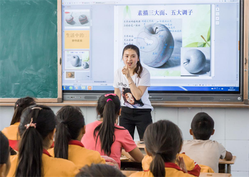 顶岗支教志愿者为孩子们上课.png