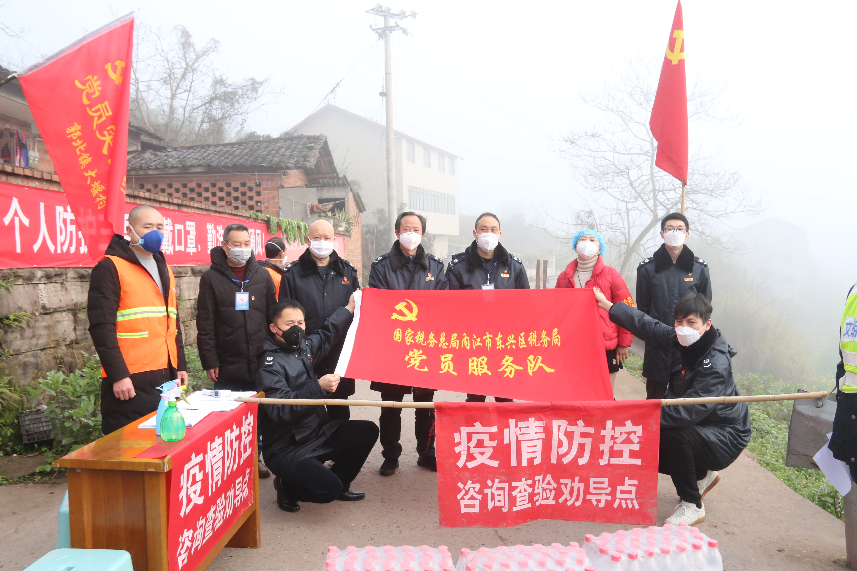 2020年2月11日组织党员志愿者到村上为卡点送去矿泉水等物资并开展防疫宣传.JPG
