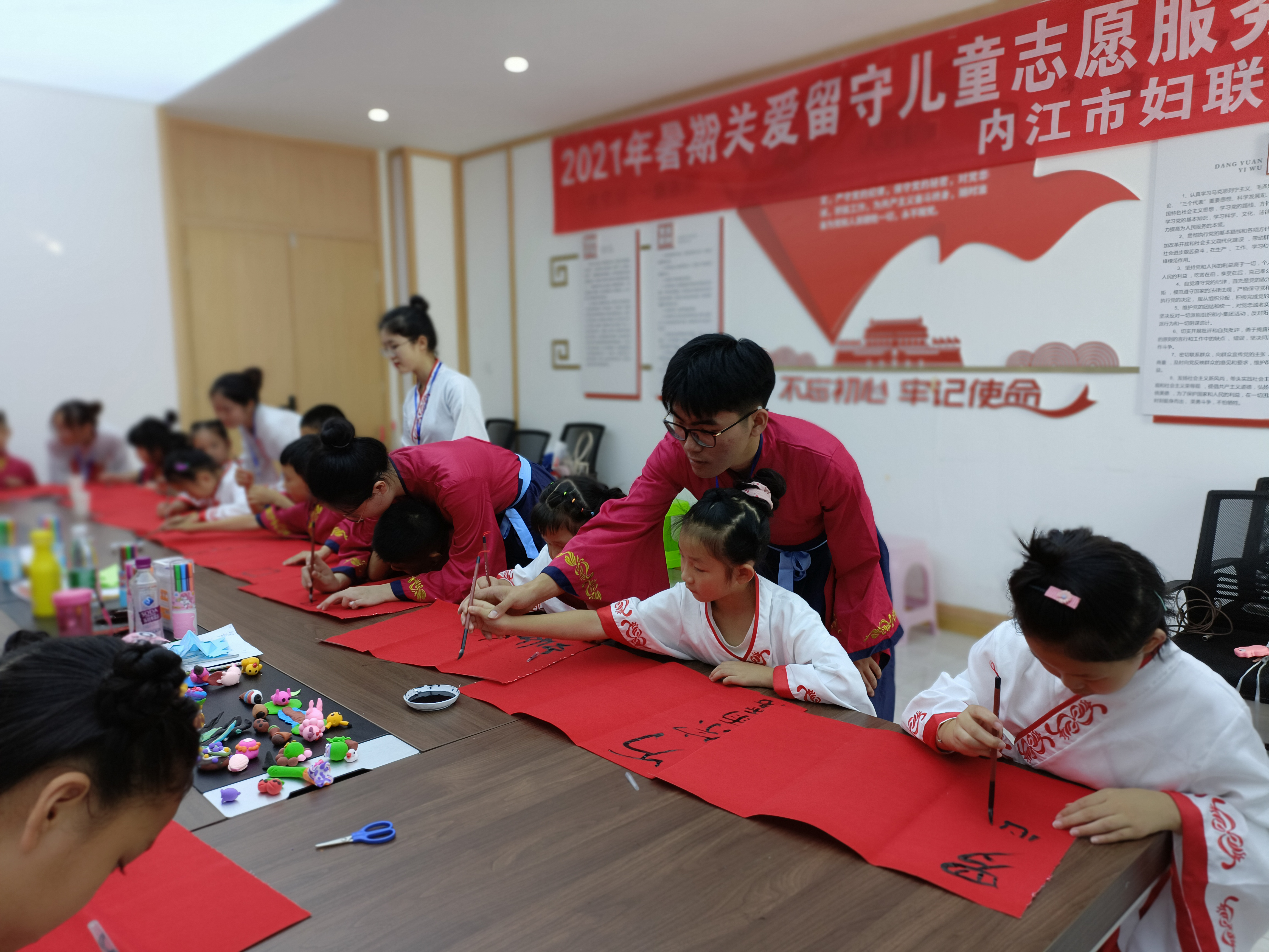 志愿者关爱留守儿童.jpg