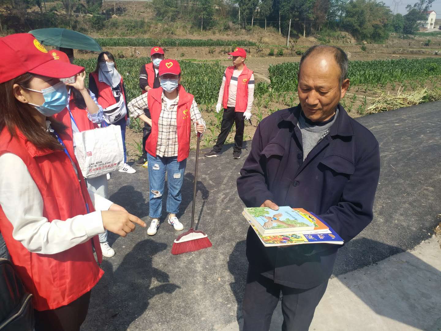 为贫困儿童赠书.JPG