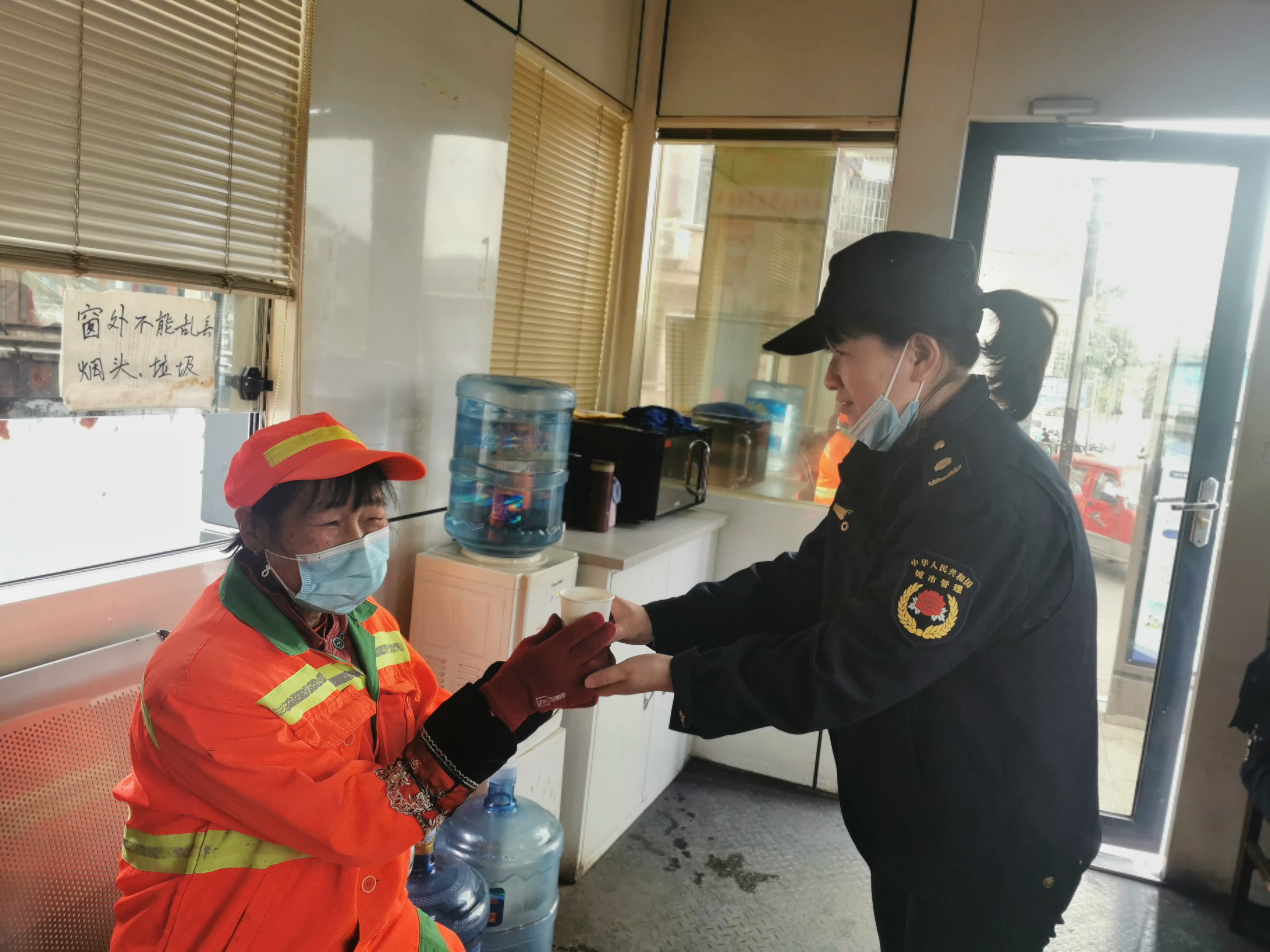 环卫工人到岗亭休息.png