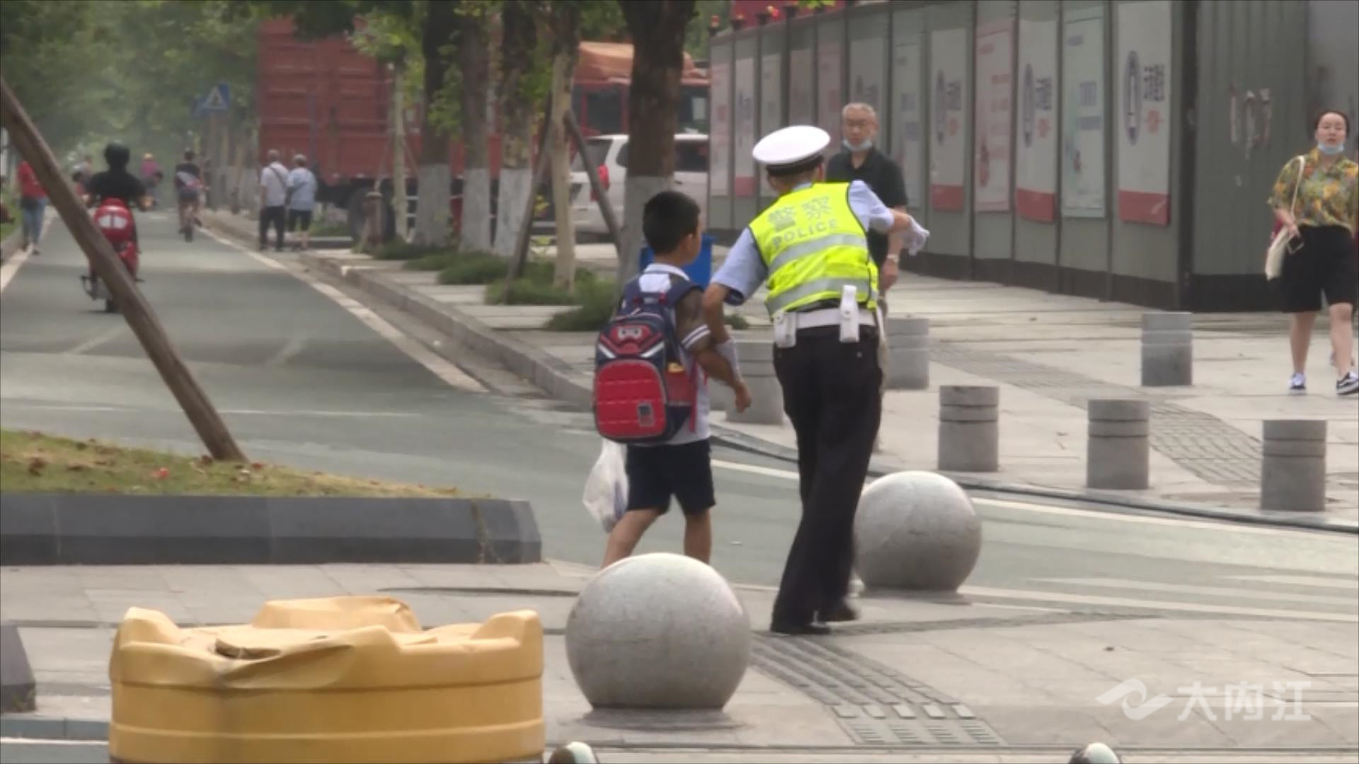 军姿交警.mp4_20220623_171544123.jpg